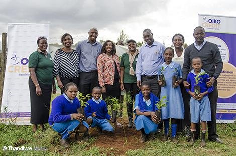 SchülerInnen und Oikocredit-MitarbeiterInnen pflanzen die ersten Bäume in Kenia