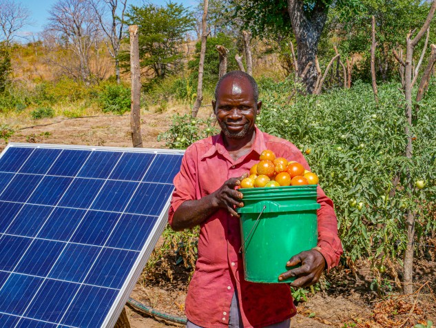Ein sambischer Kunde, der die netzunabhängigen Solarlösungen von RDG nutzt.