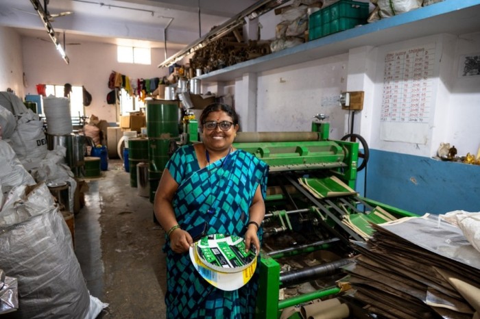 BU: Rukmini R stellt mit Krediten des Oikocredit-Partners Kinara Capital Pappteller her, darunter auch welche aus recycelten Materialien.