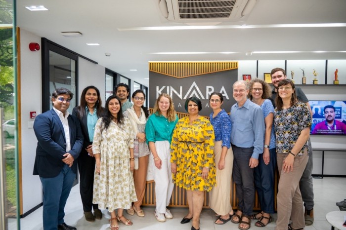 Hardika Shah (Mitte, in gelb), CEO von Kinara Capital, und ihr Team mit einem Teil der Studienreisegruppe.