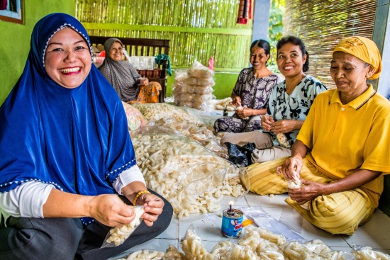 Durch Investitionen und die Zusammenarbeit mit sorgfältig ausgewählten Partnern sorgt Oikocredit für Chancengleichheit für einkommensschwache Frauen wie diese Cracker-Produzentinnen in Indonesien.