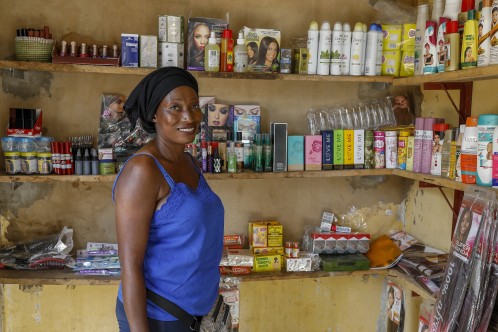 Eliane Faye ist Kundin der senegalesischen Oikocredit-Partnerorganisation Caurie Microfinance. Mit dem Kredit der Mikrofinanzinstitution hat sie sich einen kleinen Laden aufgebaut, in dem sie Kosmetik- und Pflegeprodukte verkauft.