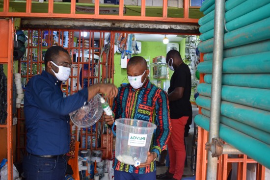 Mitarbeiter der La Fayette Microfinance Bank Limited (Advans Nigeria) verteilen Sanitärpakete, die mit Unterstützung des Coronavirus-Solidaritätsfonds gekauft wurden.