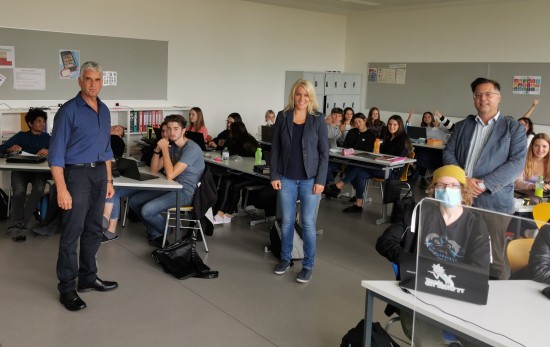 Friedhelm Boschert gibt Anfang Oktober den Startschuss für das Schulprojekt gemeinsam mit der 3. Klasse der business academy donaustadt und den beiden LehrerInnen Claudia Novotny und Martin Mayer. 