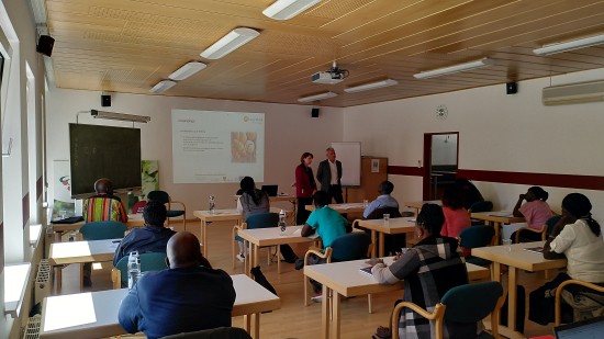 Workshop zum Thema Genossenschaft, geführt von Hannes Anton und übersetzt von Doris Schröder