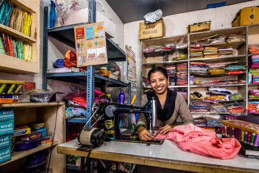 Supriya Divan ist Schneiderin und Kundin von Svasti Mircrofinance, Indien. Sie verwendete mehrere Mikrokredite, um ihr Bekleidungsgeschäft zu vergrößern.