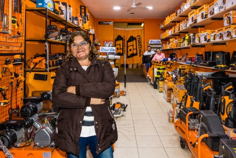 Carmen Bravo hat mit Unterstützung des Oikocredit-Partners Pro Mujer ihr kleines Haushaltswarengeschäft in einen florierenden Eisenwarenladen verwandelt.