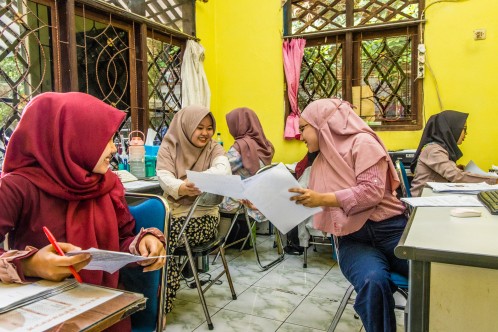 Mitarbeiterinnen der Oikocredit Partnerorganisation Mitra Bisnis Keluarga (MBK) in Indonesien bei einer Besprechung - MBK bietet Gruppenkredite für Frauen an und hat die Richtlinien der Smart Campaign unterzeichnet, um Überschuldung zu verhindern.
