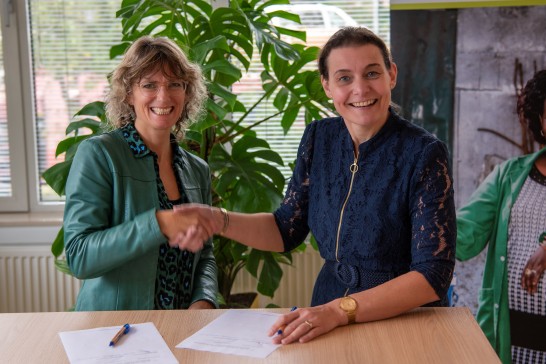 Von links nach rechts: Heske Verburg, Geschäftsführerin von Solidaridad Europe, und Mirjam 't Lam, Geschäftsführerin von Oikocredit, nach der Unterzeichnung der neuen Partnerschaftsvereinbarung.