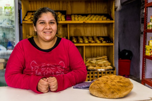 Yanina Pansarini ist Kundin des Oikocredit-Partnerunternehmens Pro Mujer, Argentienen. Mit ihrem Darlehen schaffte sie einen größeren Ofen für ihre Bäckerei an und erhöhte damit die Produktion.